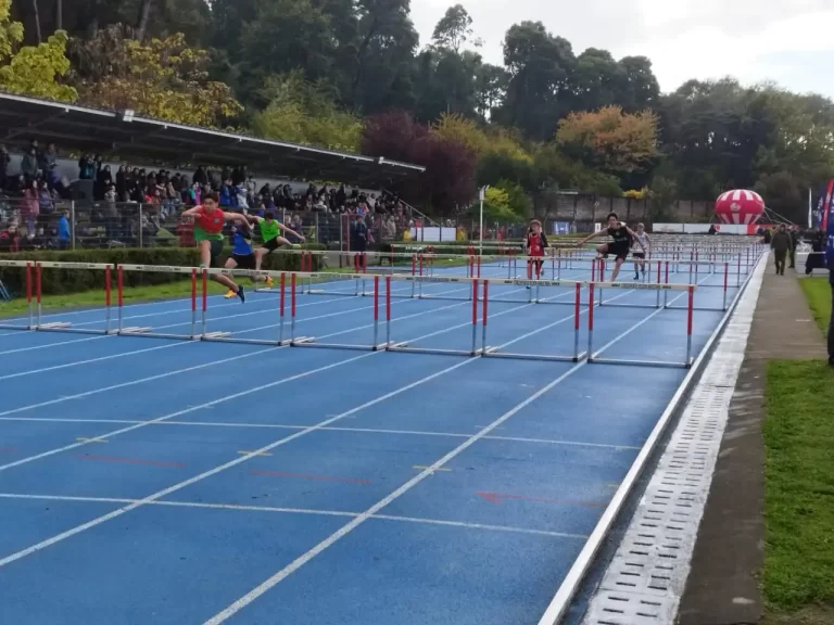 Jóvenes atletas se lucen en brillante jornada del interescolar de atletismo en Temuco