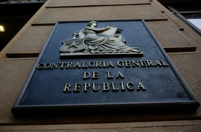 Contraloría detecta que más de 25 mil funcionarios públicos viajaron fuera del país durante licencias médicas