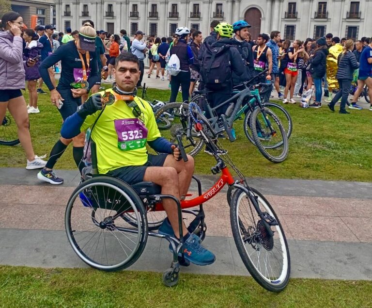 Gendarme gana maratón de Santiago en la categoría capacidades diferentes