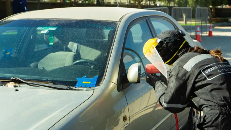 Desde el 15 de mayo todos los vehículos deberán tener las patentes grabadas en vidrios y espejos