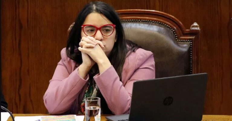 Directora de Presupuestos declara en la comisión investigadora por fallida compra de la casa de Salvador Allende