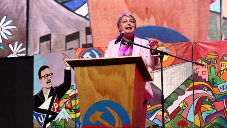 Jeannette Jara mantendrá su militancia en el Partido Comunista pese a rumores de suspensión