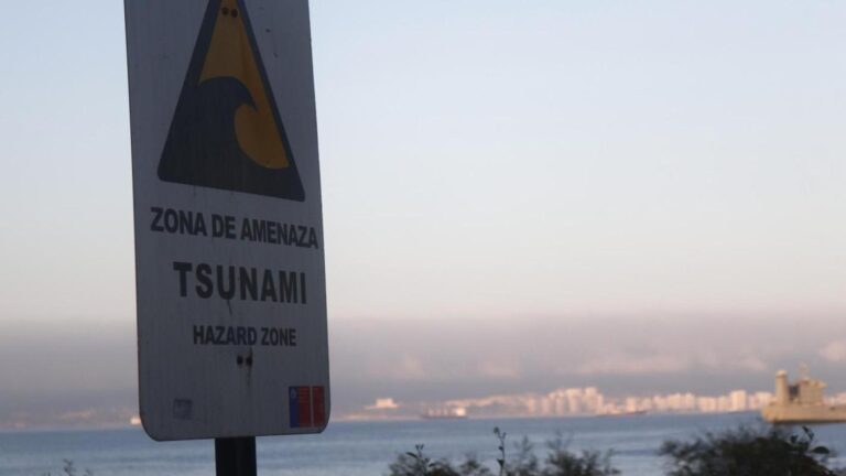 Senapred eleva alarma para las comunas del borde costero entre Arica y Magallanes por tsunami
