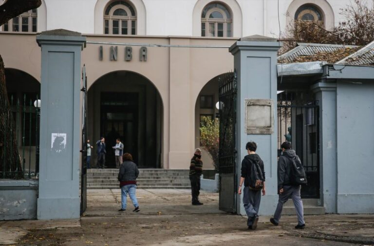 Encapuchados rociaron con bencina a un profesor del INBA en medio de incidentes
